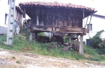 Acercar la fachada principal de Casa Canor